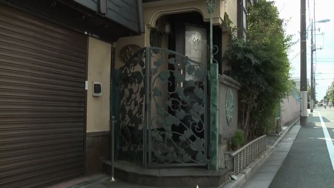 居候の義理の弟。
子供と旦那を見送る妻。
家事も一段落し、気づけば義弟の部屋の扉を開け、そして始まる情事…。激しくそしてイヤらしいく交わる二人。妻の甘美な喘ぎ声は静かな家にこだまする。
‥‥そう二人以外、誰もいないはずの家に…。 https://t.co/IvvZaaHVEb