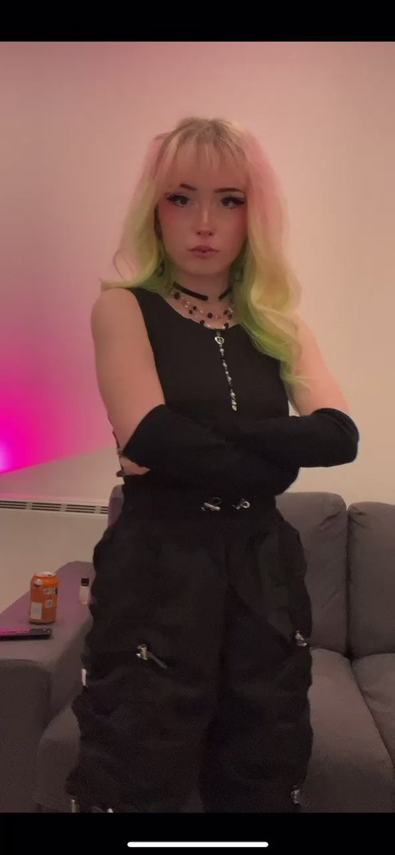 𝐌𝐨𝐦𝐦𝐲 🤍 𝐊𝐚𝐫𝐞𝐧 on Twitter "RT evaaviolett Hi guys )"