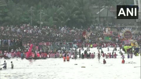 #WATCH | Devotees turn up in huge numbers for the immersion of #LalbaugchaRaja, ... - Kannada News
