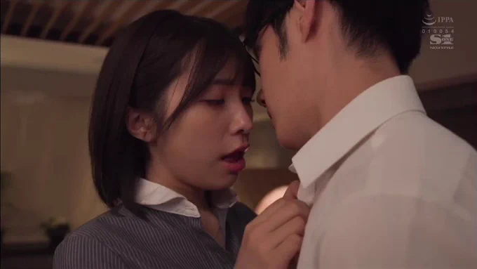 つばさ舞 「 いつから勃ってたん？😈 」 「 奥挿入ってるのわかる？気持ちええな❤︎ 」 仕事も出来てスタイル抜群の絶倫痴女上司に肉バイブにされホテルで肉欲を吐き出しまくりながら貪り合う…😈 関西弁の淫語の破壊力…たまりません❤︎