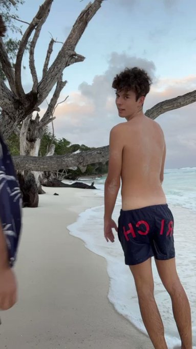 You like our peaches ????
.
https://t.co/Br39SCRMSc
.
.
#love #gay #couple #happy #vacation https://t