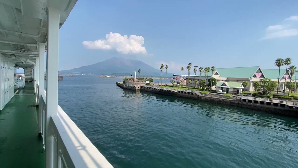 桜島フェリーの乗船映像です。 毎度のこと、何の変化もオチもありません💦 16秒の旅行気分をどうぞ……