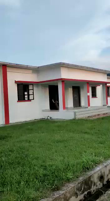 খাবারের সন্ধানে আসা হাতি একটি বিল্ডিংয়ের ভিতরে আটকা পড়ে! তারপর.... 1 হাতি