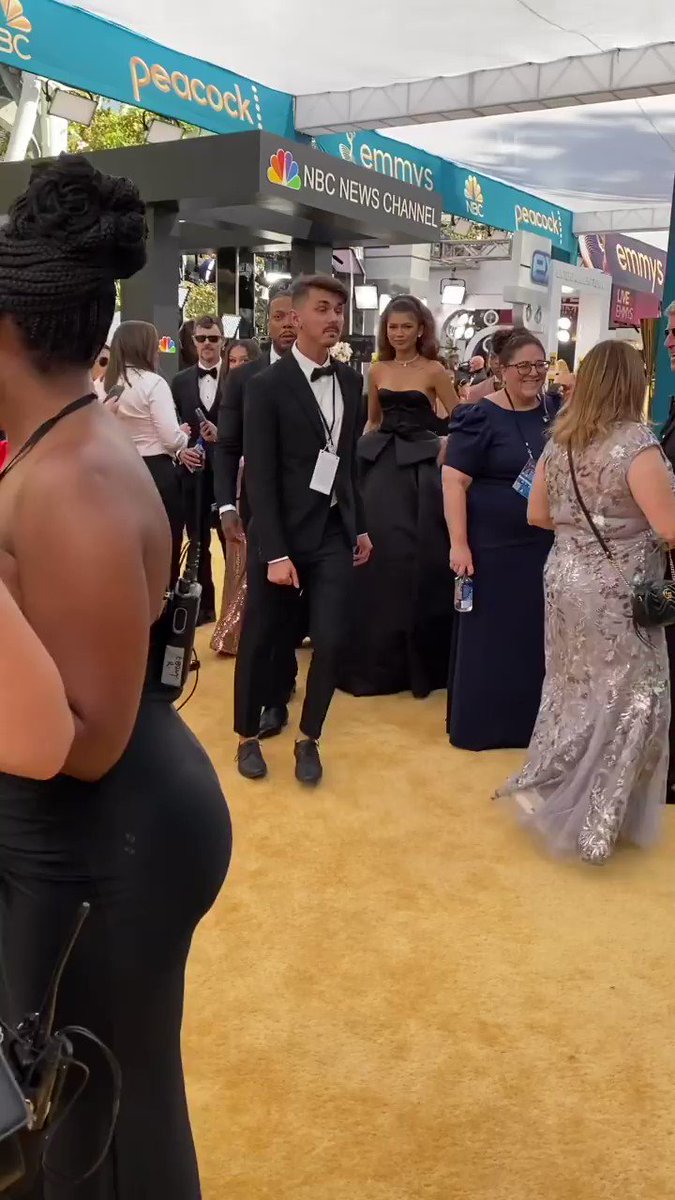 Zendaya Updates on Twitter "Video of Zendaya arriving at the 2022 Emmy Awards carpet."