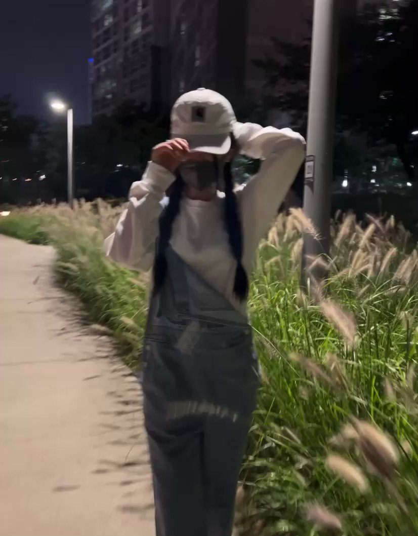 NewJeans on Twitter: "night stroll 🌙 #NewJeans #하니 #hanni https://t.co