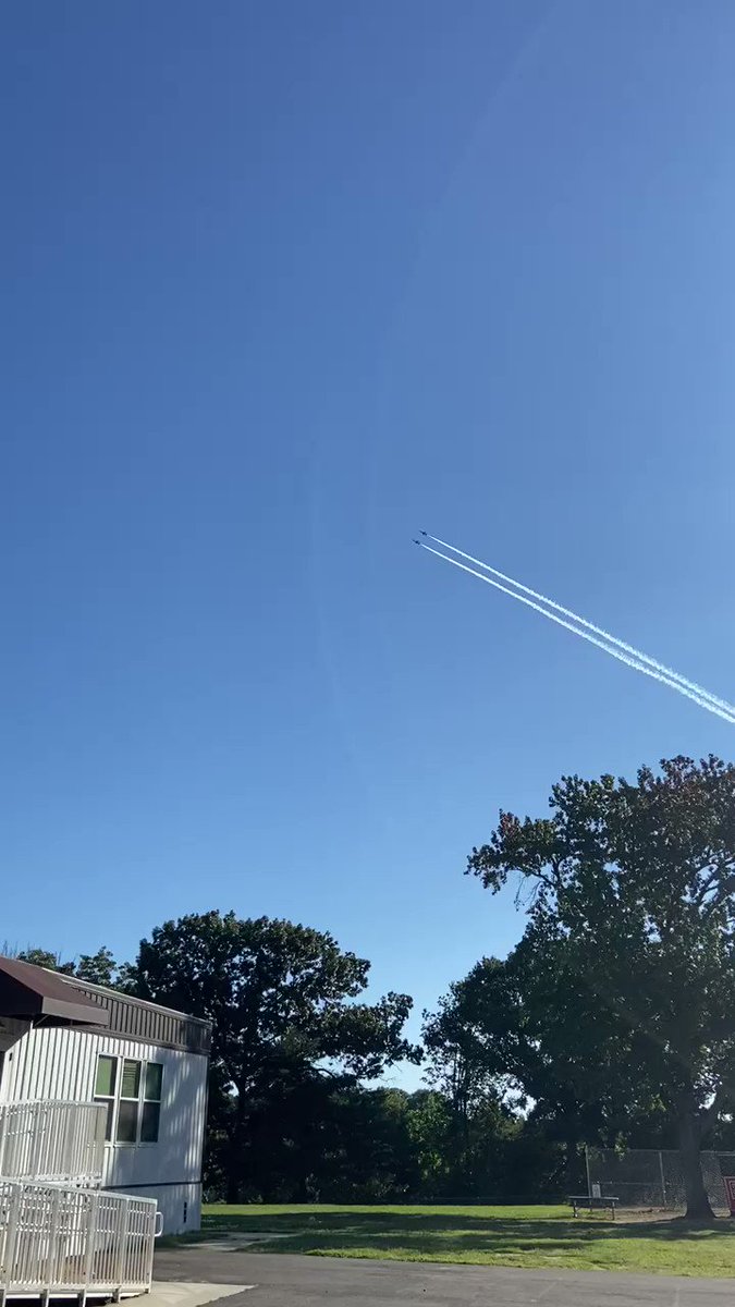 The view of the Air Force flyover at Arlington National Cemetery from <a target='_blank' href='http://twitter.com/longbranch_es'>@longbranch_es</a>. <a target='_blank' href='https://t.co/SiNudXcSNV'>https://t.co/SiNudXcSNV</a>
