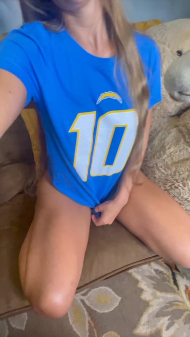 PRIMETIME BABY! LET’S GET TO 2-0 #BoltUp https://t.co/irQAbgriKV