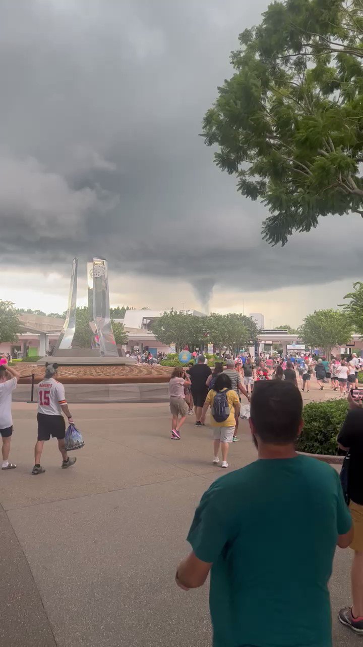 Scott Gustin on Twitter "A funnel cloud near EPCOT earlier tonight