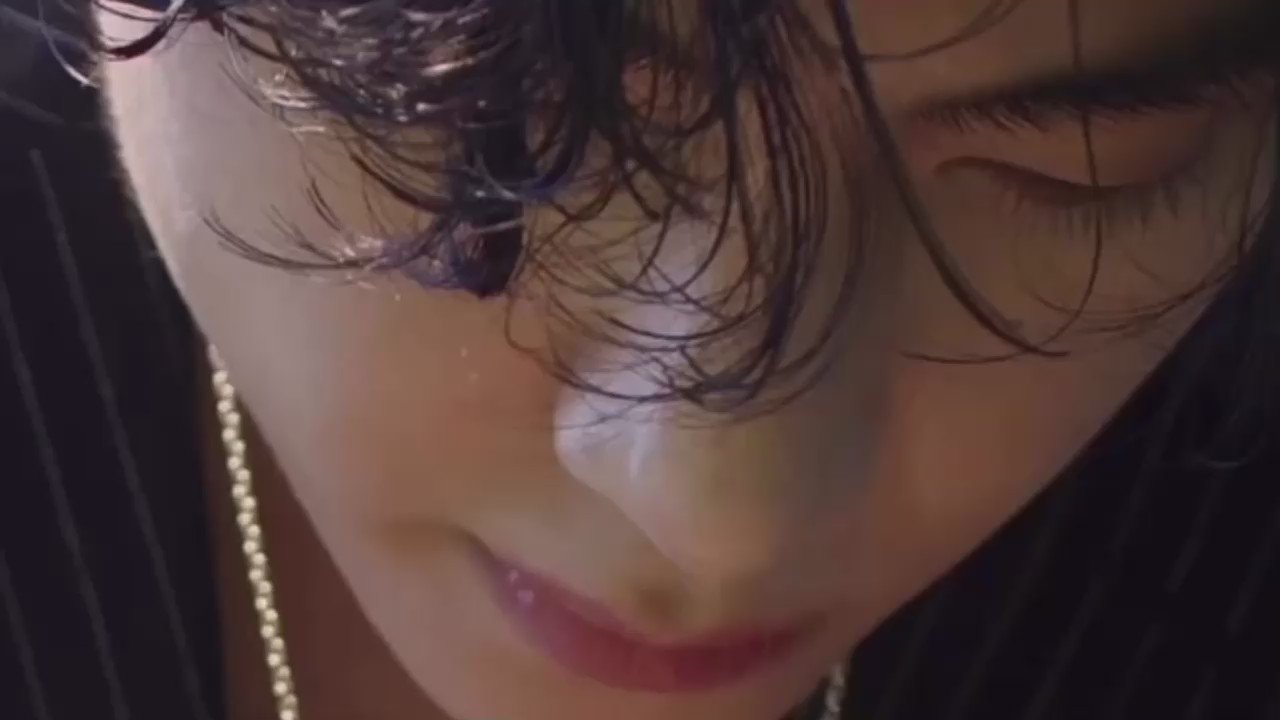 Thv updates on twitter his lips eyelashes and hair he s unreal