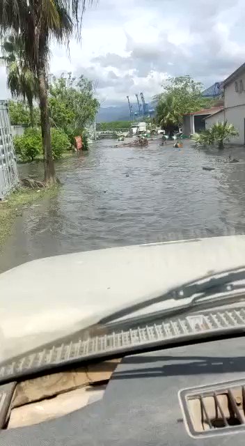 RT @BNONews: WATCH: Small tsunami causes flooding in the port of Manzanillo, Mexico https://t.co/pYtgXpBZXr