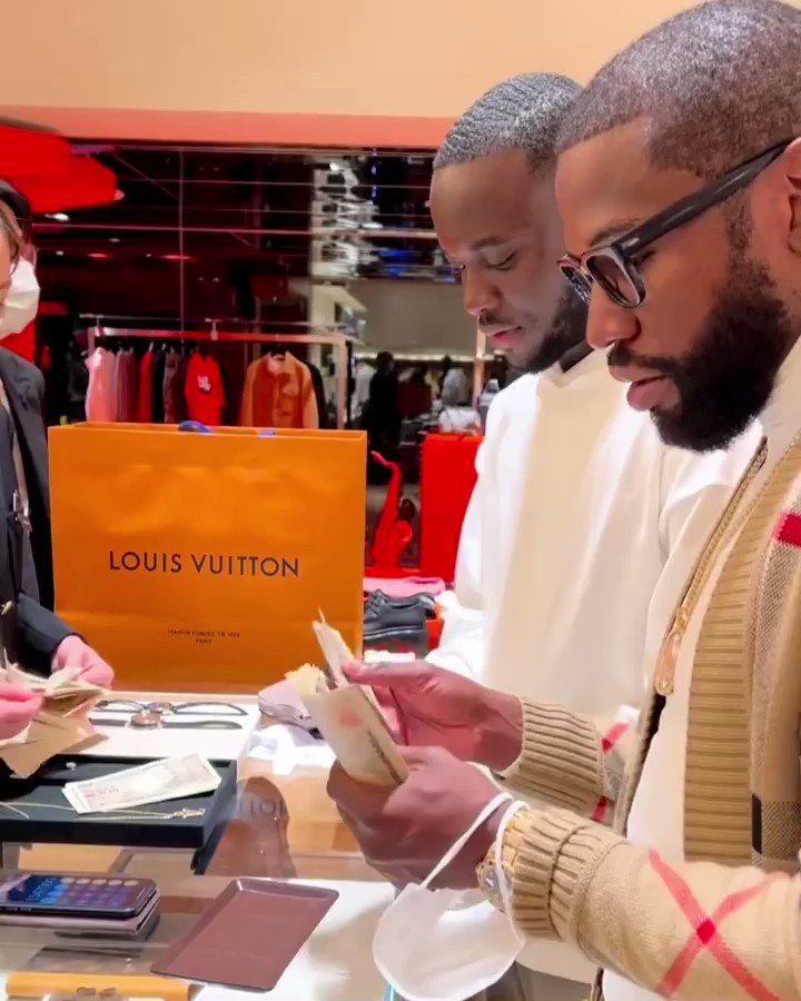 Floyd Mayweather in Paris Louis Vuitton store🇫🇷🔥 More outfits