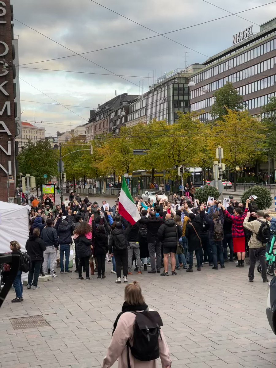 Whew, I was at a concert at the Vanho Ylioppilastalo tonight in Helsinki and right next to it was a solidarity protest of the Iranian diaspora over the death of #MahsaAmini . https://t.co/EW00YLaCXS
