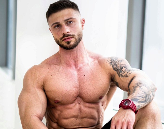 "Muscular lad who wants to have kinky fun." Get your show with Neill LIVE!!! #JockMenLive #camguy #musclejock