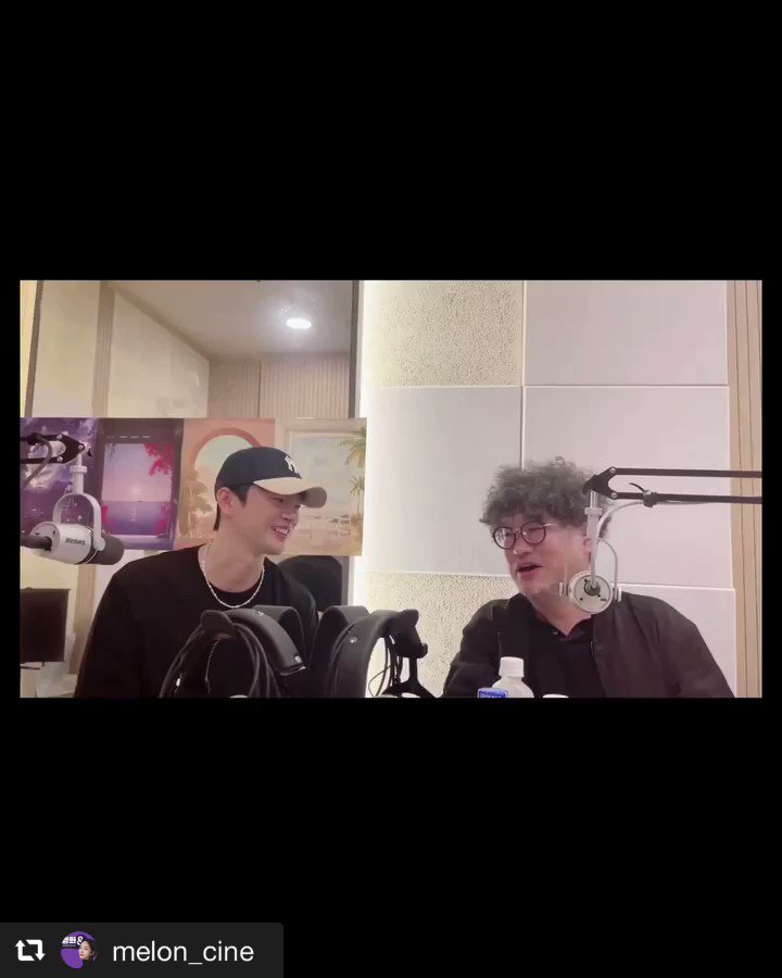 repost@ melon_cine IG https://instagram.com/reel/CizL0yMJnqx/?igshid=YmMyMTA2M2Y=… 🎬영화& 초대석📺 🐺<늑대사냥>편 비하인드!! "기글기글"한 느낌이 뭐죠?🤔 감독님...