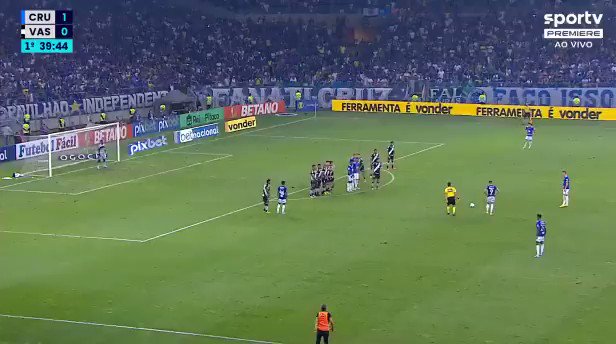 Juiz da partida faz o movimento do cabeceio junto com o atacante do Cruzeiro em lance perigoso contra o Vasco? 