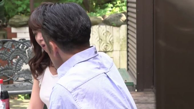 夫一途だった妻だったのに…。私たちは小さな街で暮らしていた。町の権力者である男はことあるごとに私たちの家に入り浸った。義理の父の世話や、夫の就職など面倒を見てもらったため、ムゲにはできなかった。そんな時、私たちの軽率な行動で男を怒らせてしまった…。 https://t.co/BJFYitTTSX