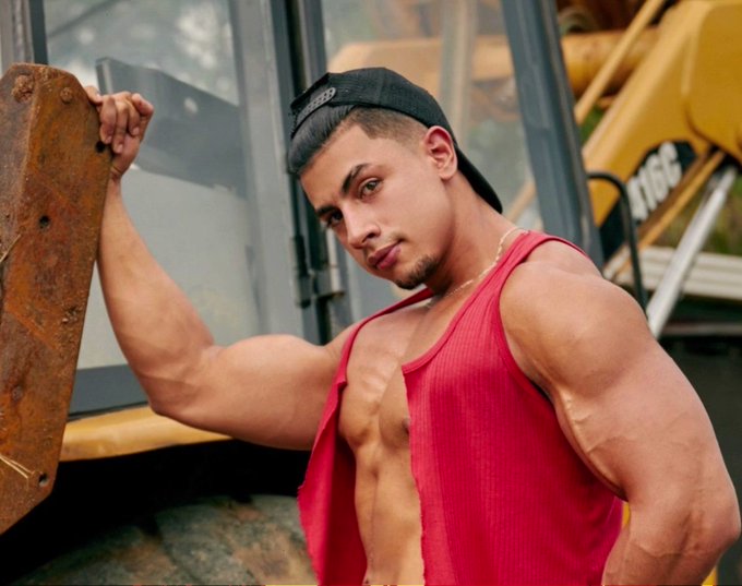 More hot jocks enjoying life to the fullest. Pick your favorite! #JockMenLive #ThirstyThursday #musclejock