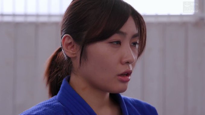 ゆうなに敵意を向けてくる生徒が、技を使わず力づくでゆうなをねじ伏せてしまったのだ。プライドが傷ついたゆうなは生徒に真剣勝負を申し出るのだが…(*´艸｀*) https://t.co/HfH1ioSemY