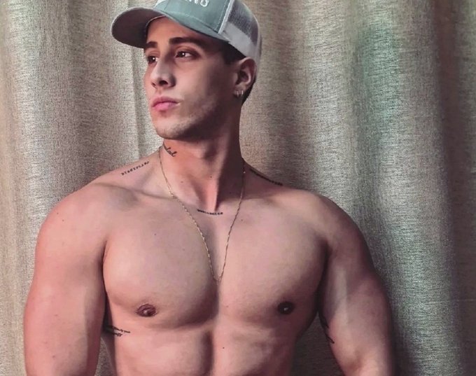 Have you ever seen more beauty from one man in your whole life? Get to know Magic Mak on live cams this