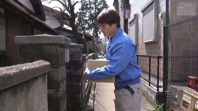 夫が先日亡くなった妻・博美。喪が明けたばかりだが夫の親友からラブレターを貰った妻は・・夫が亡くなった寂しさをまぎらわすかのように親友を受け入れ貪りあった二人。しかし長続きはしなかった。親友が家を訪ねると…。 https://t.co/lWKWIWxY75