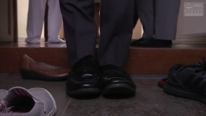 社長の夫は一刻も早く帰って妻・敦子の顔を見たい。妻も夫の帰りを心待ちにしている良妻で、仲睦ましい夫婦だった。しかし会社が倒産したのがきっかけで悪夢が始まった・・。借金取りが家まで見張りに来て、逃げ出そうとする妻を捕まえ真っ裸にした…。 https://t.co/NO8bPIU83D