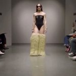 モデル全員が転倒する前代未聞のランウェイ。表現方法が独特…