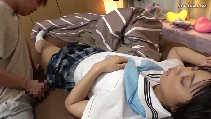 こっそりオ〇ニーして眠ってしまった妹をこっそり見ていたお兄ちゃん(*'▽')
我慢出来なくて、妹を見ながらオ〇ニー始めたら。。
目が覚めた妹と(＠_＠;) https://t.co/ZuakSPV881