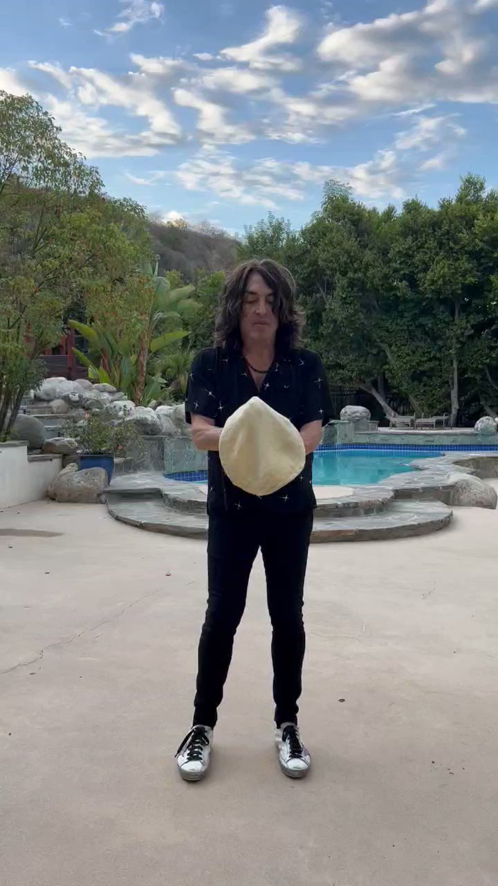 Paul Stanley on Twitter "Pizza Time!! Home to throw the dough! https//t.co/cOUx1lPL4y" / Twitter
