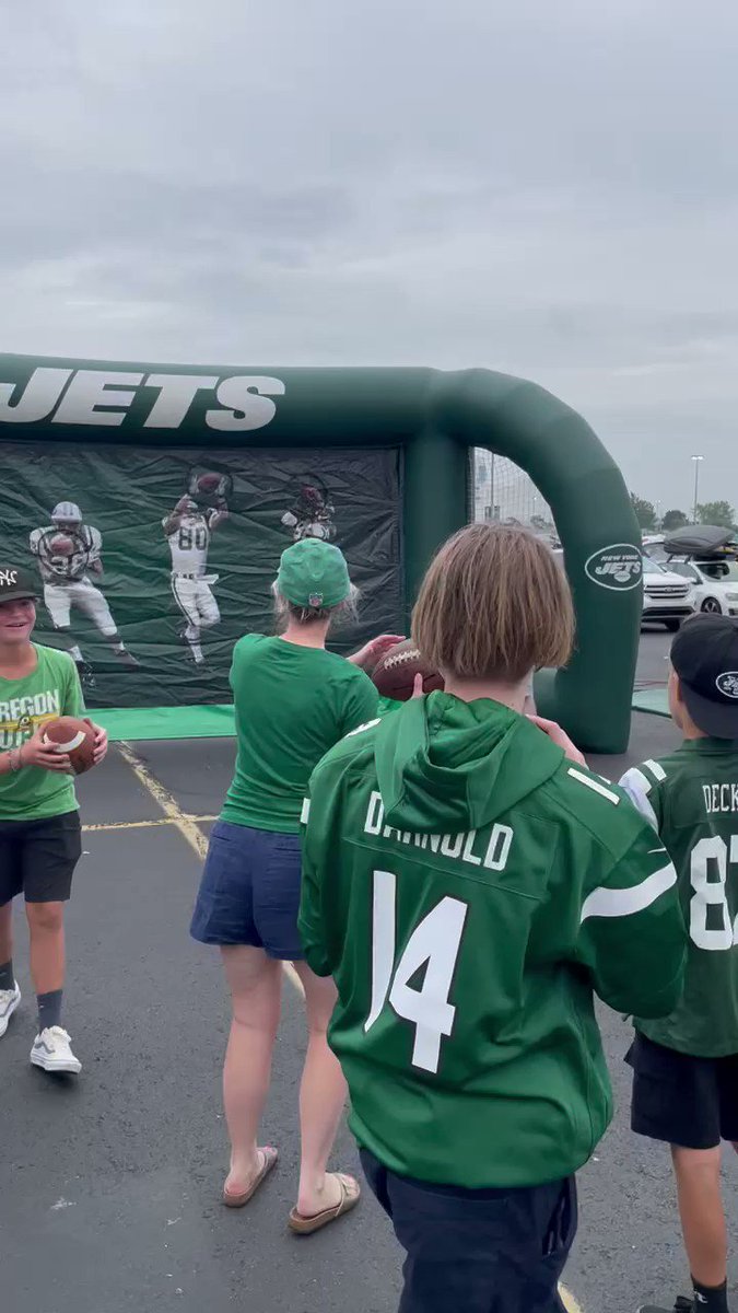 If Zach Wilson doesn’t get up this week for the @nyjets my son is happy to step in. Work through traffic and hit the target. #nyjets #jets #agnb https://t.co/37YEoWabcx