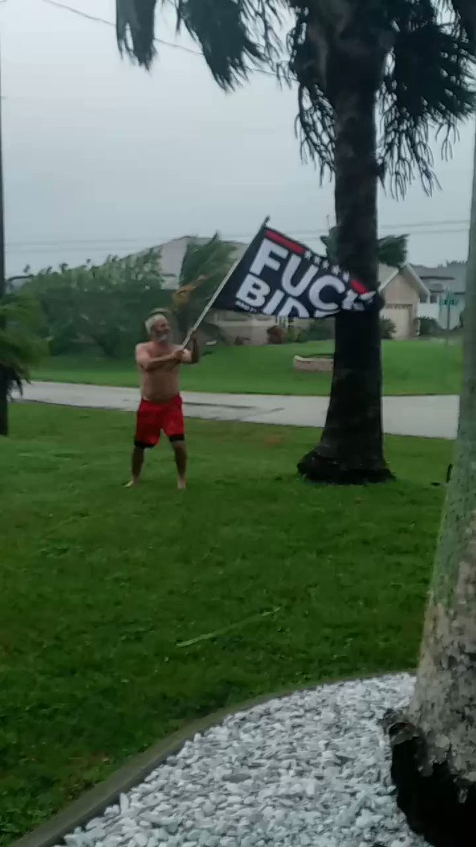 Videos & Photos Document Destruction As Hurricane Ian Makes Florida Landfall 2hv8WAQh_ML6M2kA