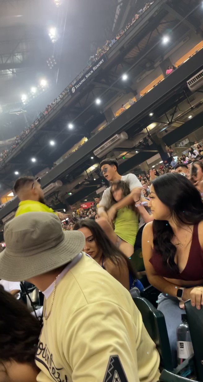 Melissa 🌜 on Twitter "Bad Bunny concerts get heated 🥵 https//t.co