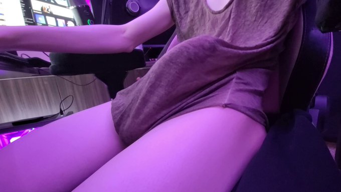 whats under my shirt ???  only the smartest people can figure this puzzle out https://t.co/UxbTmy8kK