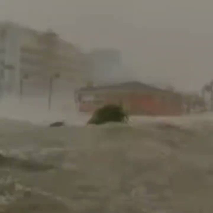It's not a #stormsurge  washing away homes , not a #Hurricane , it seems like #Tsunami #FortMyers #HurricaneIan #HurricanIan
 #floridahurricane #Hurricane_Ian  #FLwx #Florida https://t.co/qJ6wc4PwKZ