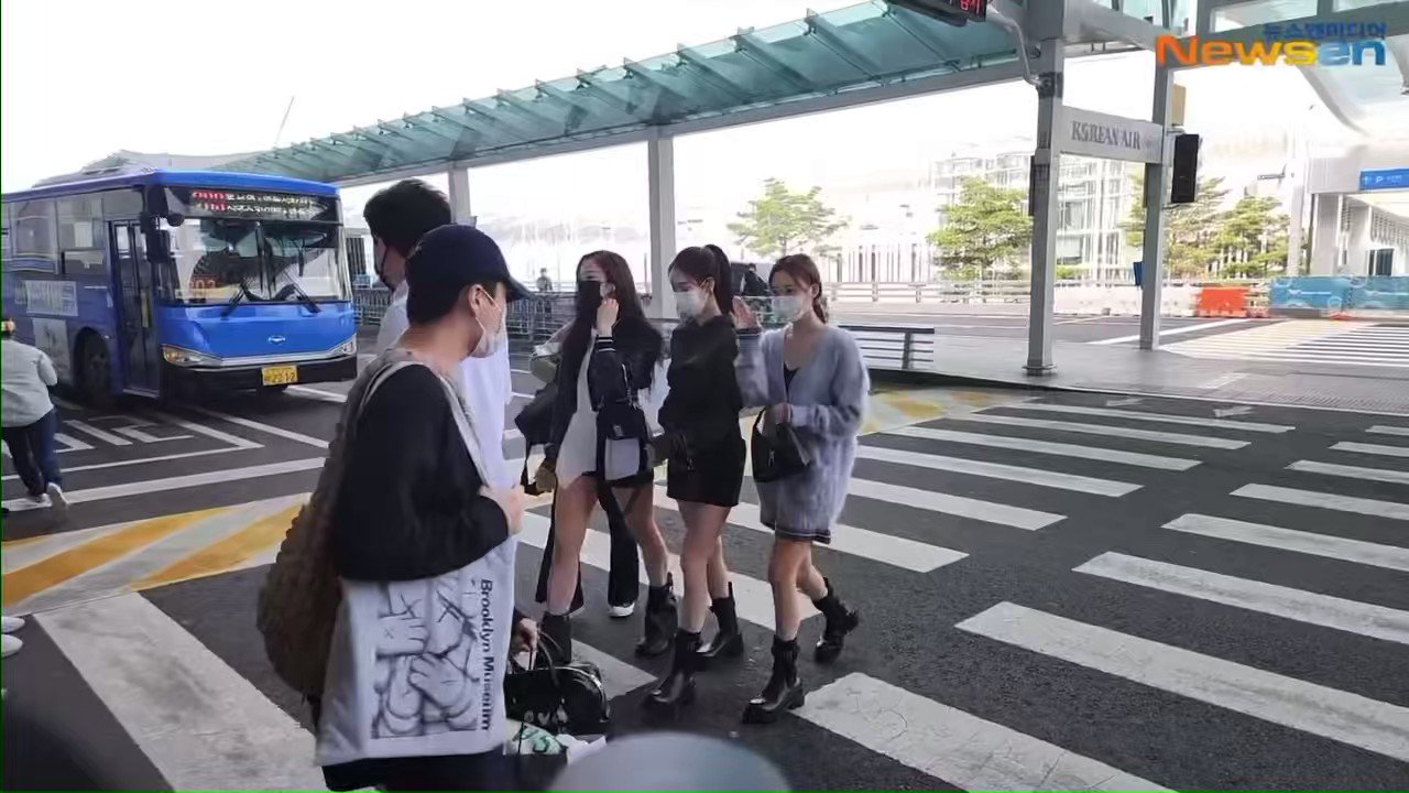 َ on Twitter "safe flights to paris 🤍 https//t.co/DJz8VJY0z0" / Twitter