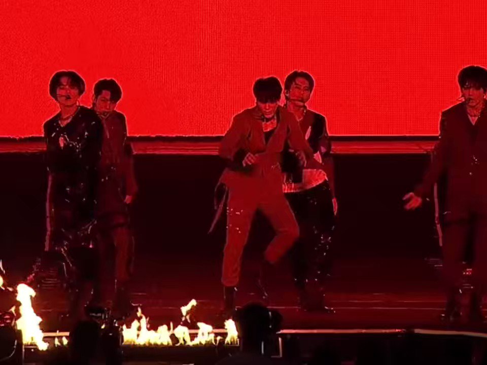 RT @hyckflmz: the slide choreo of renjun and mark plus the fire effect in-front of jeno !!  https://t.co/GfpHvTHLmw