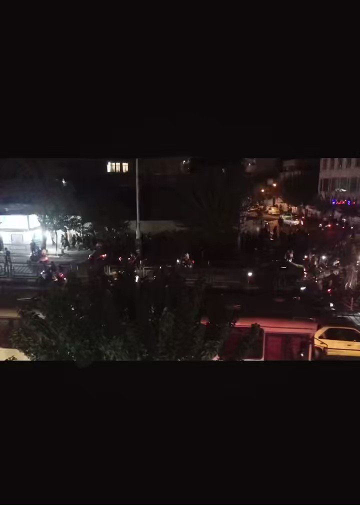 هدير الاحتجاجات المدوي في طهران! تسمع اصوات تنادي بالموت للدكتاتور  فيما يمضي الشعب