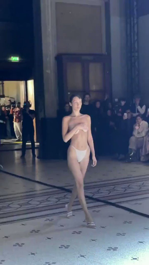 モデルと手ブラに関する画像