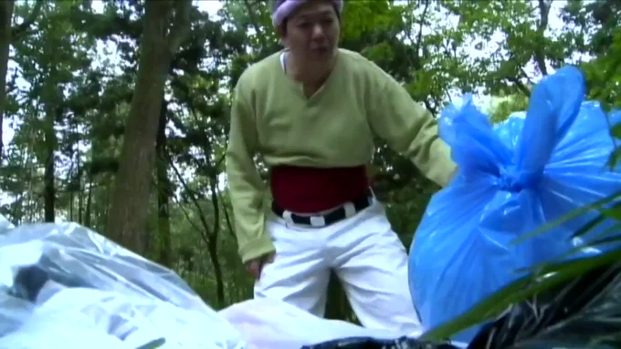 武藤あやか ある朝。ゴミ捨て場で奇妙な袋を見つけたオヤジ。周辺の邪魔な袋をどけていくと、その袋には何と裸体の女性が!!しかもよく見るとおマンコの所に穴が!!辺りを見回すオヤジ。誰もいない。ズボンを下すと既にギンギンの肉棒が露わに。 そして件のおマンコにぶち込むと一心不乱に腰を振り続ける!!