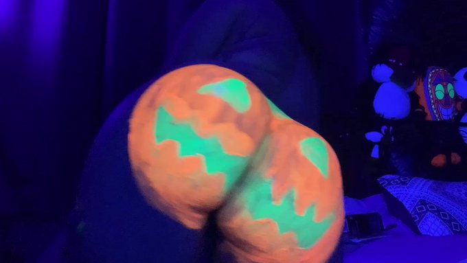 rt if you love Halloween 🎃 https://t.co/Np97Nn2BKW<a href="/tag/birthdaymonth"class="tags"><span>#birthdaymonth</span></a>