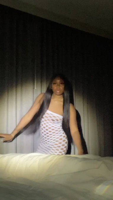 Let&rsquo;s get high and enjoy life! I want to do a real show for someone now🤣 https://t.co/T5k5wYX7Rt