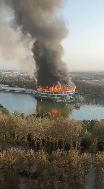 RT @TheInsiderPaper: JUST IN - Structure near Eram Park Lake on fire in Tehran, Iran

https://t.co/6TxPg1ZuvU