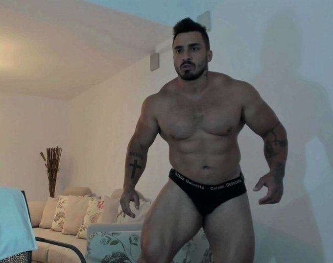 This rugby player wants his body worshipped now. #JockMenLive #CamGuys #MuscleJock 
@IanHunk4U  
https://t