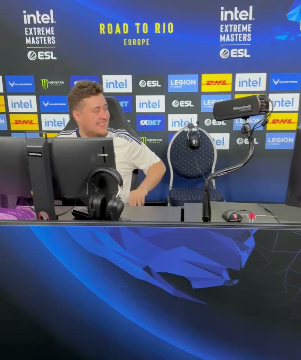 RT @TeamVitality: How does it feel to be sitting next to apEX during the game?
@dupreeh : https://t.co/urUOrIjc2u