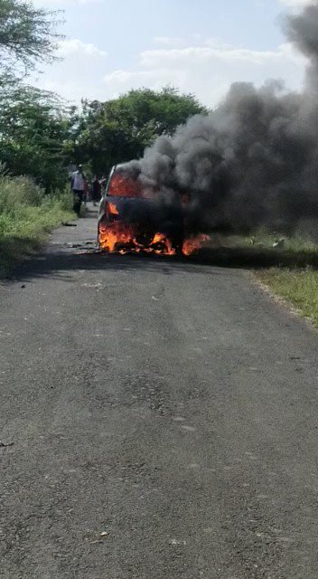 Sudden Fire In Moving Car, Woman Burnt Alive - Dewas: चलती कार में अचानक  लगी आग, जिंदा जलकर कंकाल बनी महिला, पति भी 70 प्रतिशत झुलसा, देखें वीडियो -  Amar Ujala Hindi News Live