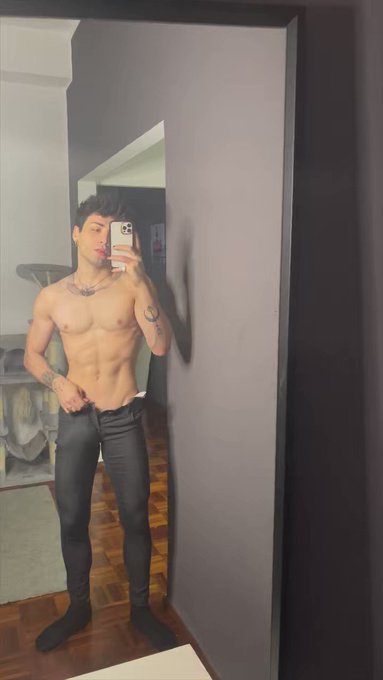 my soft dick in skinny pants: https://t.co/BDqxtBHFxP