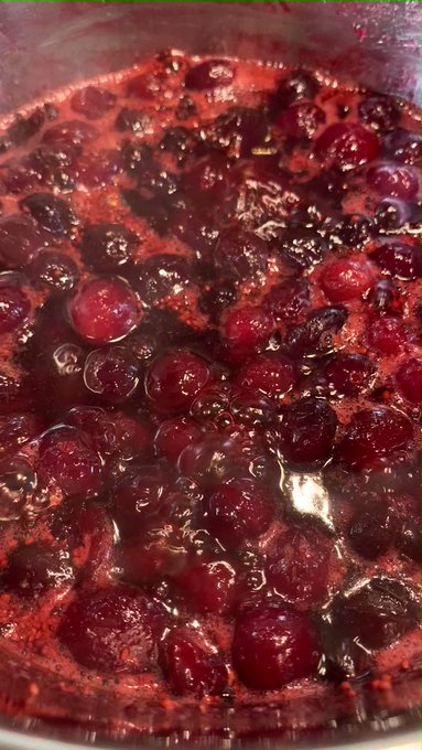 When the cranberry sauce is good enough to drink out of the pot…
#GiveThanks https://t.co/09hzykMRbS