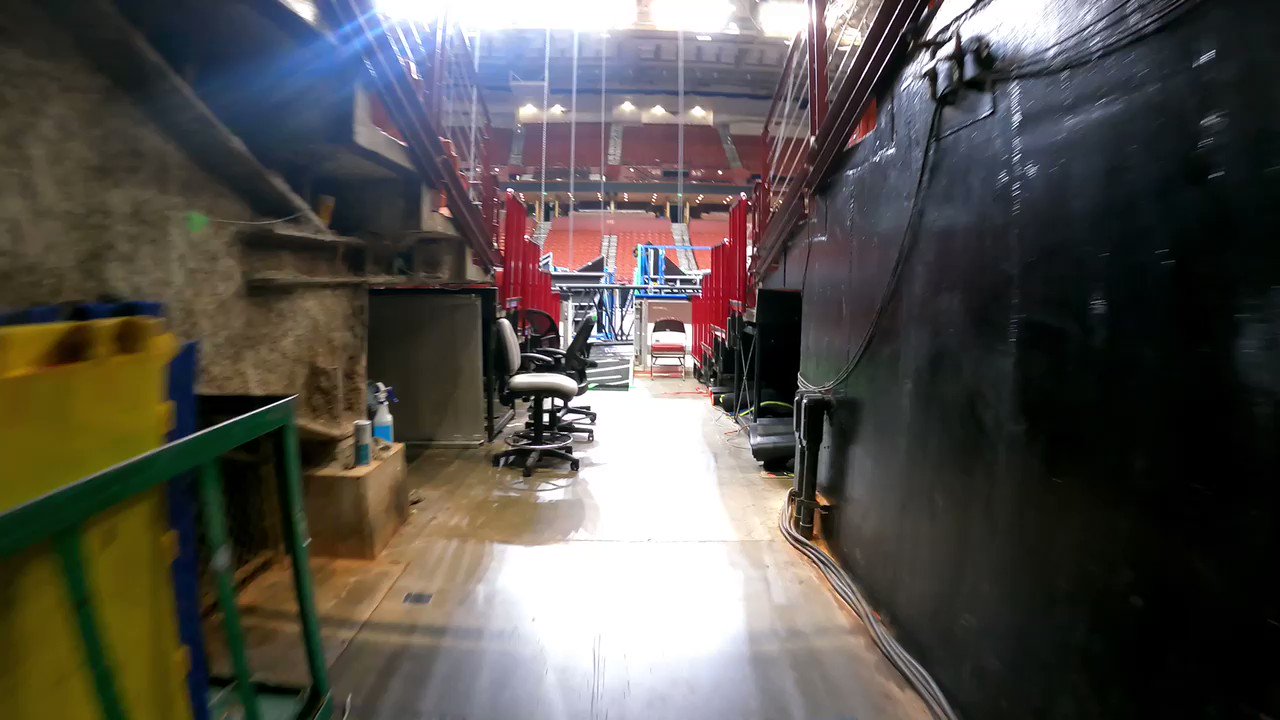 Carrie Underwood on Twitter: &ldquo;Loading in… 🤗 #DenimAndRhinestonesTour 💜💎