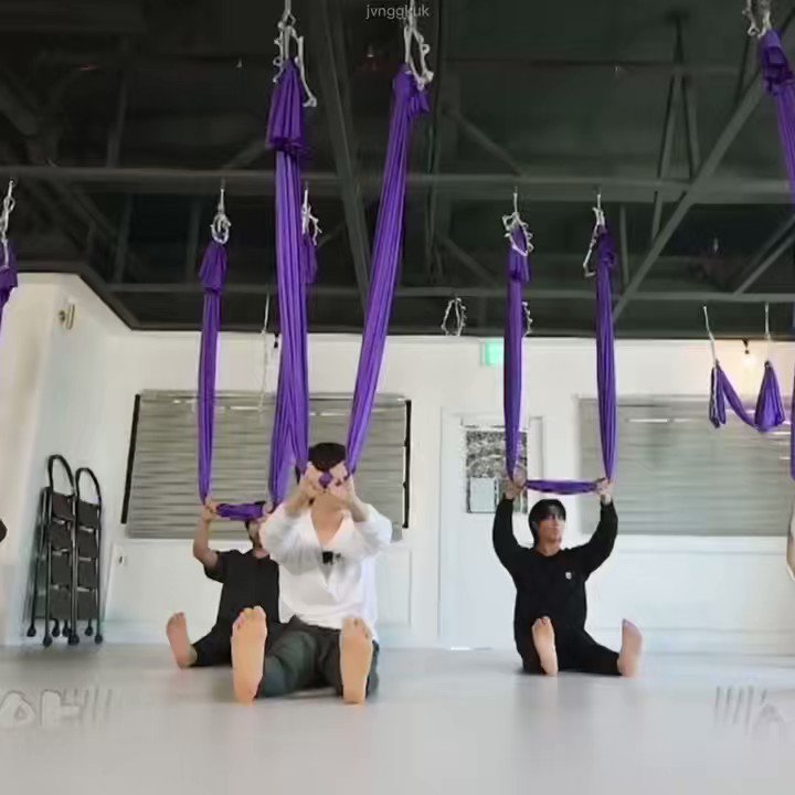 RT @jvnggkuk: flying yoga: jimin vs the members https://t.co/UyBUL9Jljg
