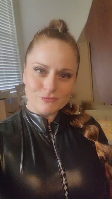I am live on @ePlayStreamers now, building a coffin! ⚰️ And playing...my tip toy is in 😋 Come on over
https://t