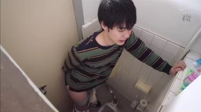 愛沢さら 撮影の為にアナルをほぐしてる男優に突撃してそのまま挿入しちゃうエロカワニューハーフ😈 不意打ち逆アナルでピストンされイキそうになると止められフェラ責めで足はガクガクに.. 洗面台に座らされシゴきながら前立腺を擦られあっけなく…それでもシゴくては止まらず…❤︎